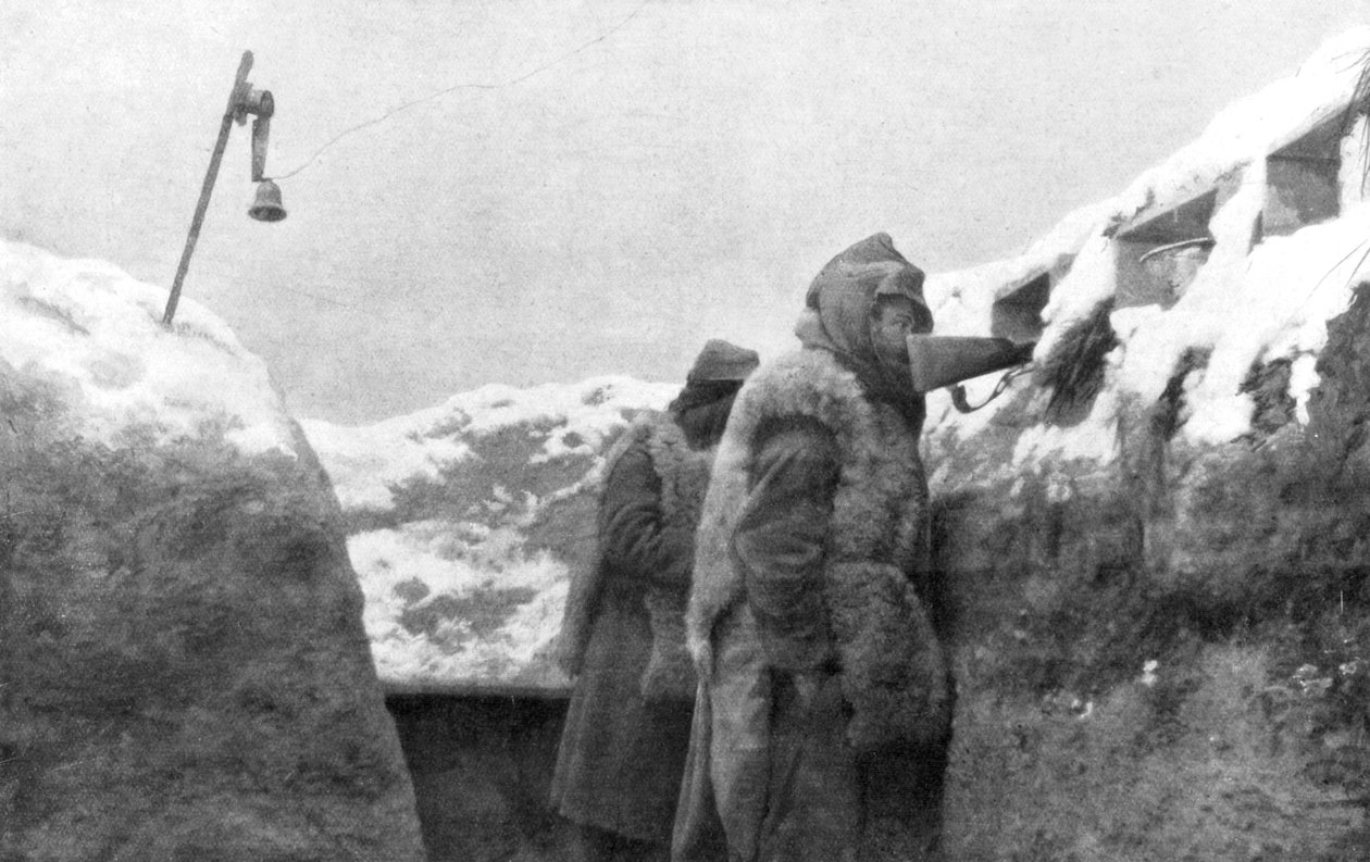 Wachters in een loopgraaf die uitkijken over niemandsland, Pas-de-Calais, Frankrijk, winter, 1915 door Unbekannt