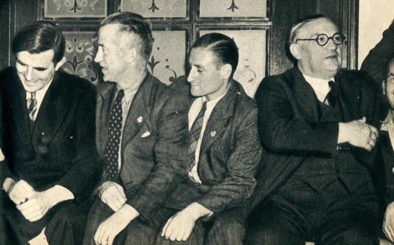 Scheepsmaten Aan Wal. John G. Winant, Ernest Bevin, met koopvaardijmatrozen door Unbekannt