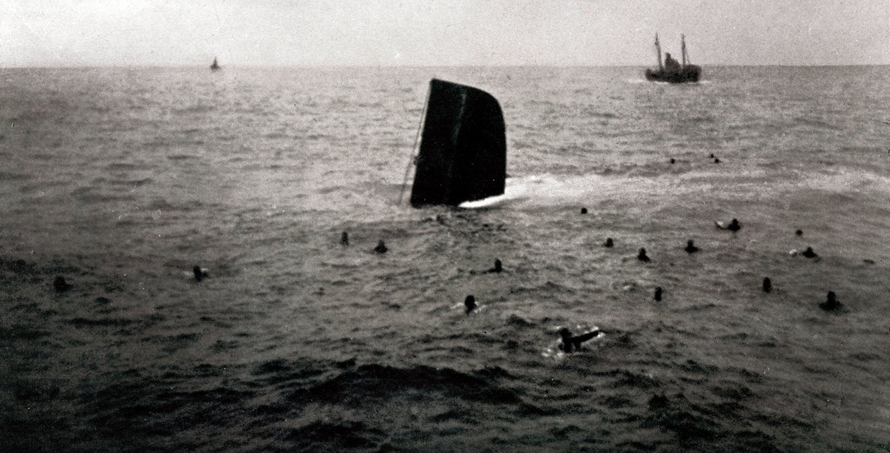 Schipbreuk van de Republikeinse onderzeeër B6, augustus 1936 (zwart-wit foto) door Unbekannt