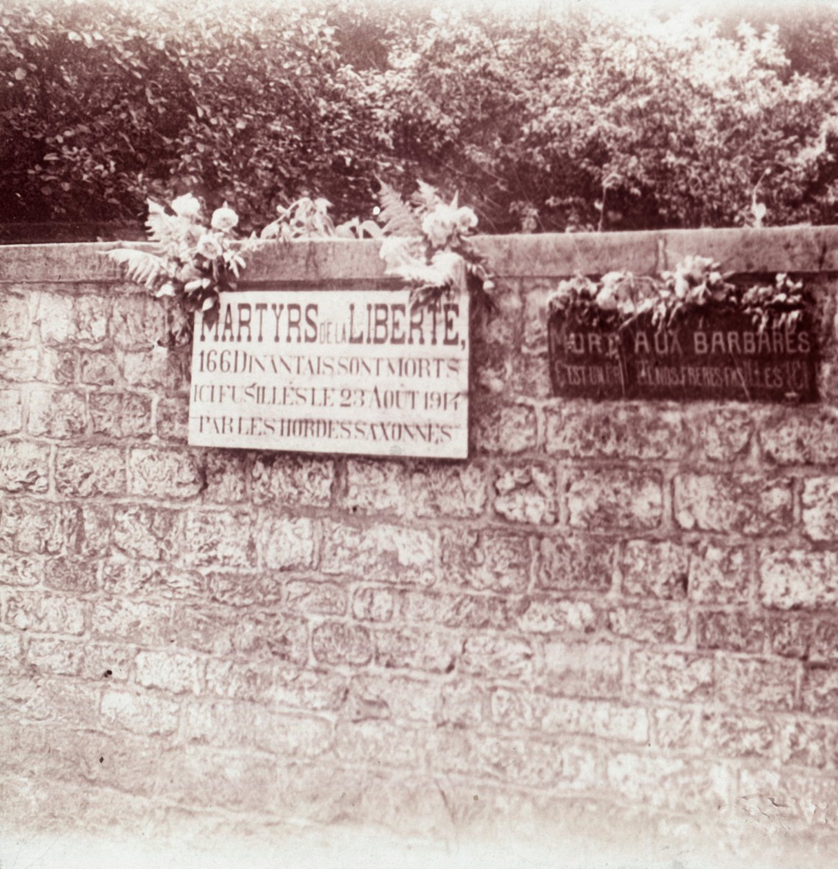 Bord ter nagedachtenis aan burgers die door de Duitsers werden neergeschoten, Dinant, België, ca. 1914-ca. 1918 door Unbekannt