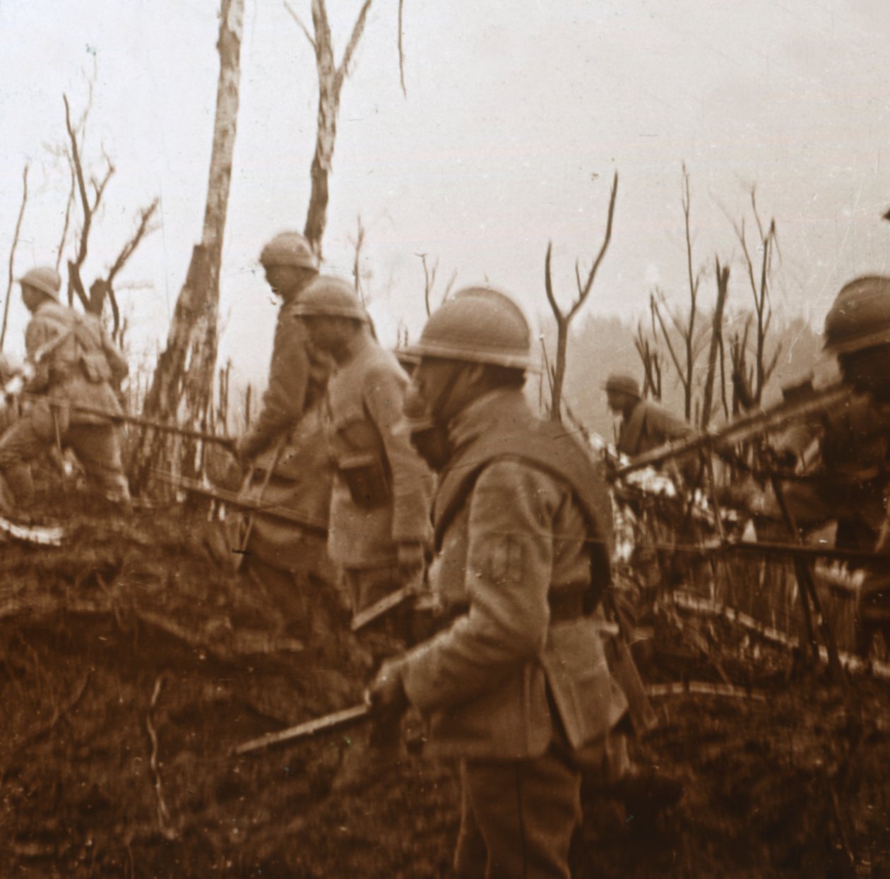 Soldaten die oprukken, ca. 1914-1918 door Unbekannt