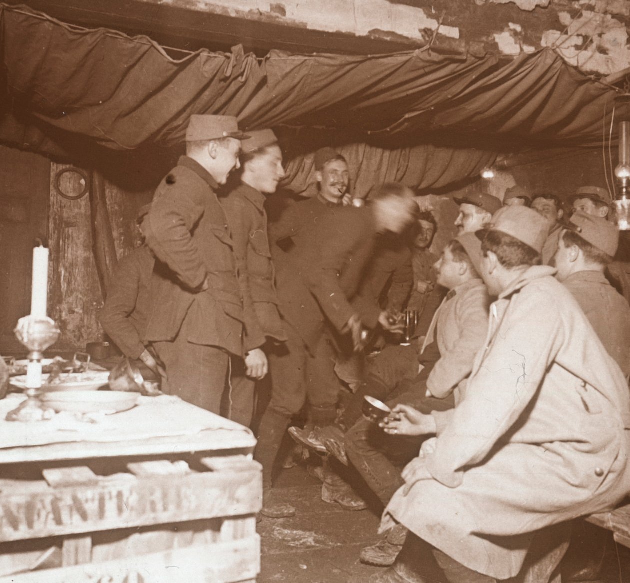 Soldaten in een schuilplaats, Genicourt, Noord-Frankrijk, ca. 1914-ca. 1918 door Unbekannt