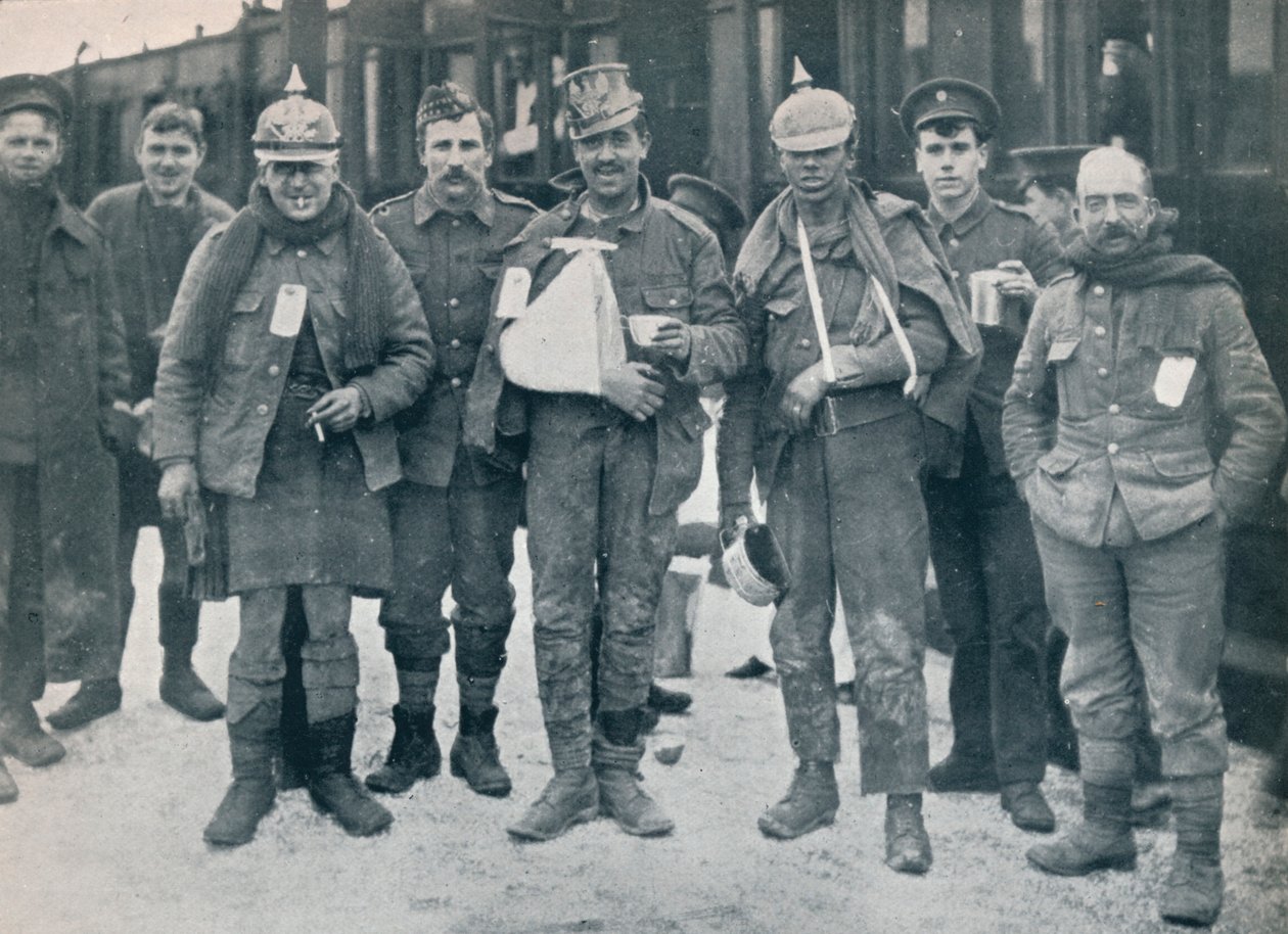 Enkele vrolijke gewonden van de gevechten bij Neuve Chapelle, met veroverde Duitse helmen, 1915 door Unbekannt