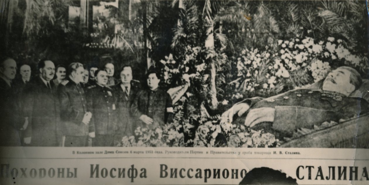 Sovjetleiders bezoeken de met bloemen versierde baar van Stalin in de Zuilenhal van Moskou door Unbekannt