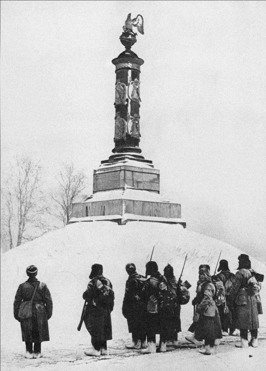 Sovjetsoldaten bij het monument voor de helden van de Oorlog van 1812 in het dorp Tarutino Kaluga door Unbekannt
