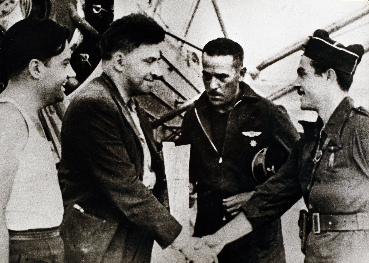 Spaanse Burgeroorlog (1936-1939): Ilia Grigorievich Ehrenburg (1891-1967), Russische schrijver, bij zijn aankomst op de luchthaven van Barcelona, als Sovjetcorrespondent van de Burgeroorlog door Unbekannt