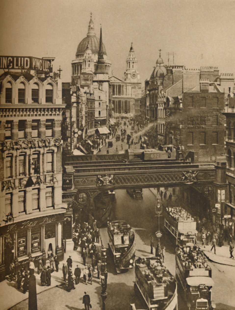 Spits van St. Martins Ludgate Gesilhouetteerd Tegen De Massa van St. Pauls, ca. 1935 door Unbekannt