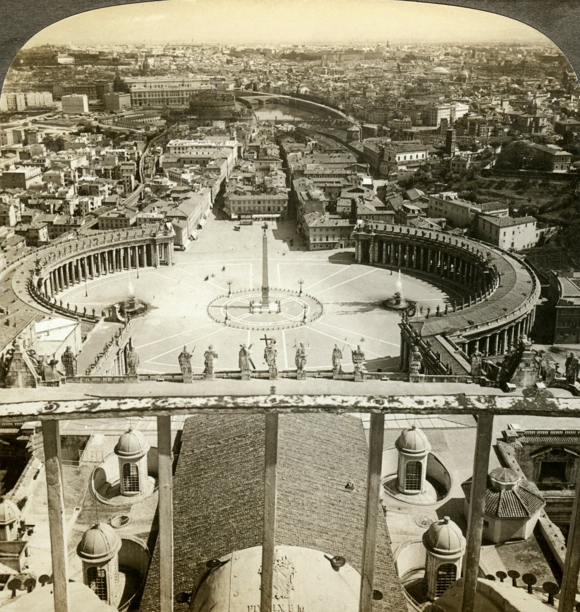 St. Pietersplein vanaf de koepel van de Sint-Pietersbasiliek, Rome, Italië door Unbekannt