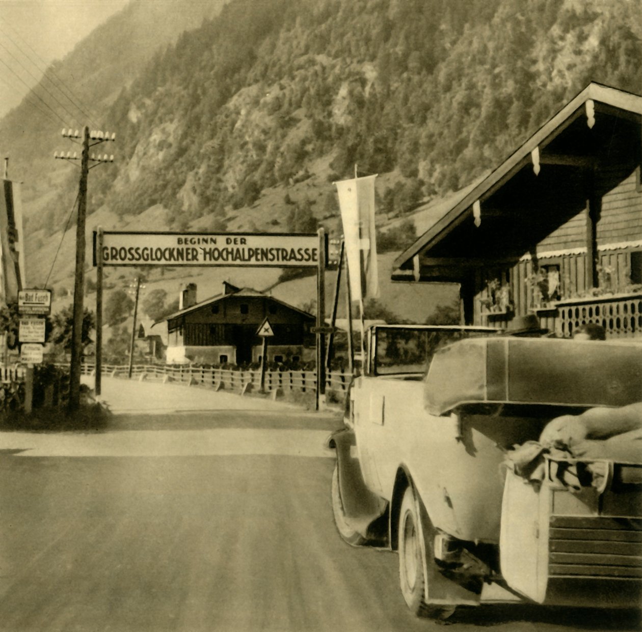 Begin van de Grossglockner Hochalpenstraße, Fusch an der Großglocknerstraße, Oostenrijk, ca. 1935 door Unbekannt