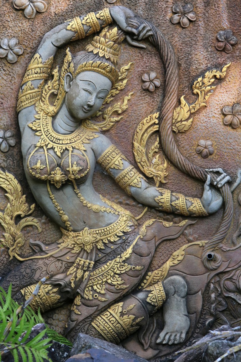 Standbeeld van de godin Phra Mae Thorani, aardgodin en beschermer van Boeddha. Wat Inpeng. Vientiane, Laos, 20151029, Vientiane, Laos door Unbekannt