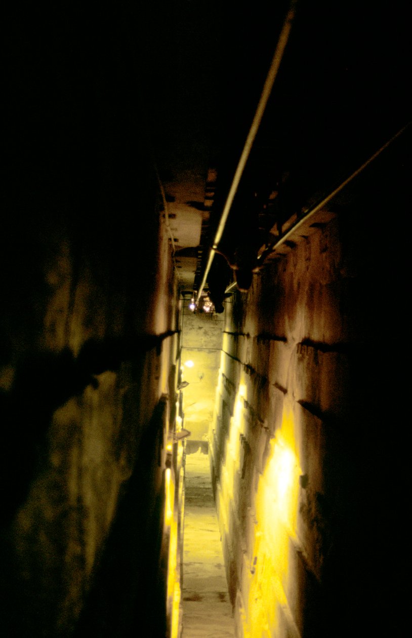 Steile interne trap in de Grote Piramide, Gizeh, Egypte door Unbekannt