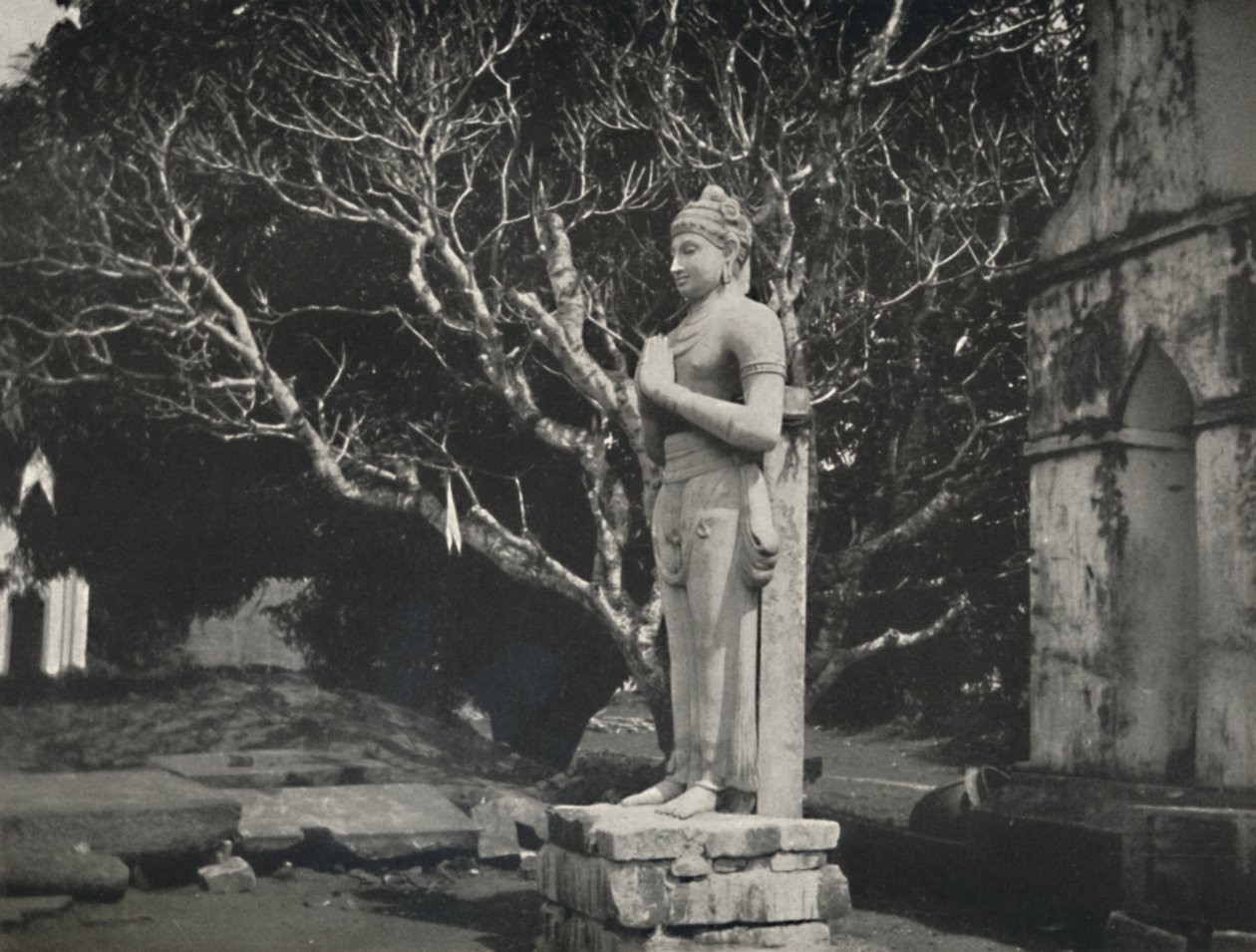 Steenbeeld bij de Ruwanwali-Dagoba, Anuradhapura, 1926 door Unbekannt