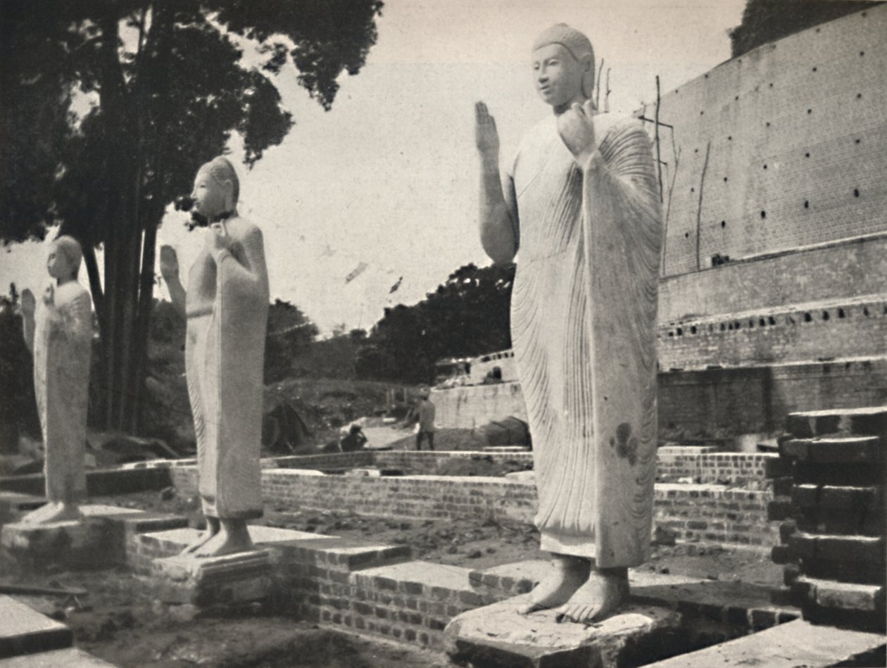 Steenbeelden voor de in restauratie zijnde Ruwanwali-Dagoba, Anuradhapura, 1926 door Unbekannt