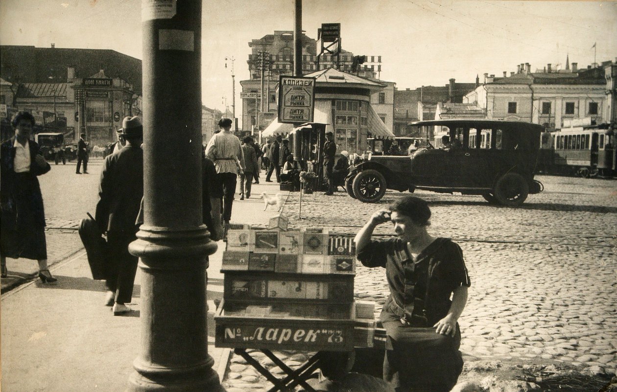 Straatscène, Moskou, USSR, midden 1920s door Unbekannt