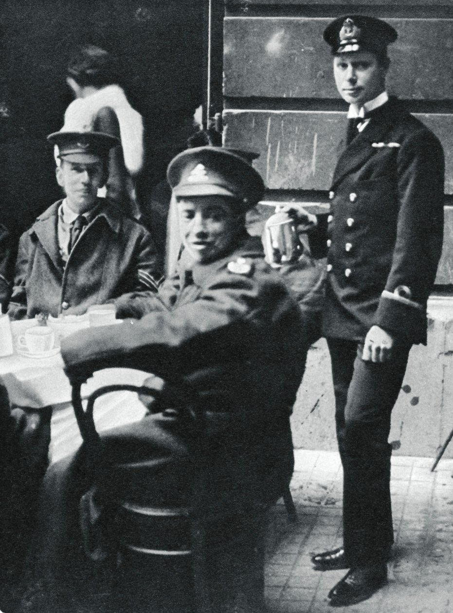 Onderluitenant Prins Albert schenkt thee aan gewonde soldaten in Buckingham Palace, 1916 door Unbekannt