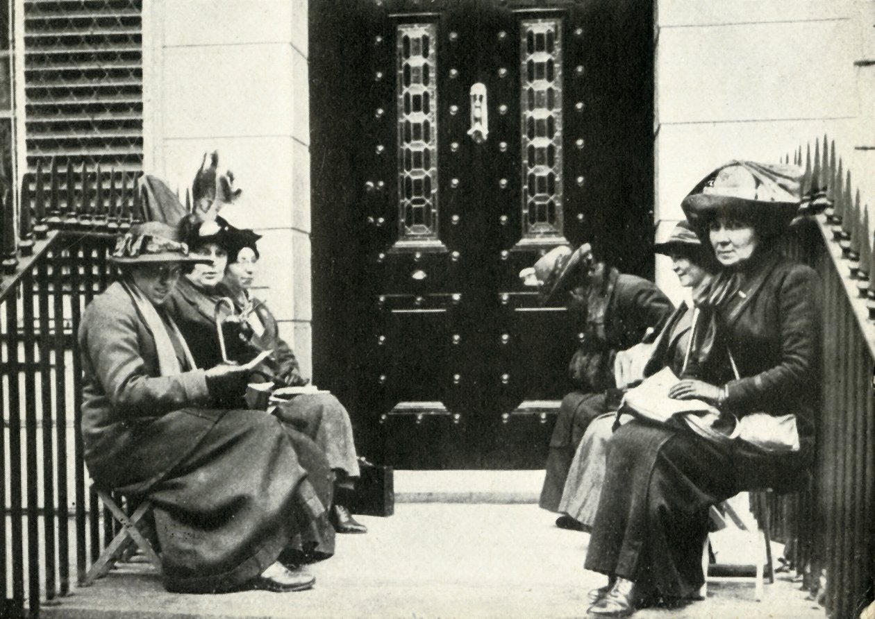 Suffragettes wachten op de stoep van Sir Edward Carsons huis in Londen, 6 april 1914, 1947 door Unbekannt