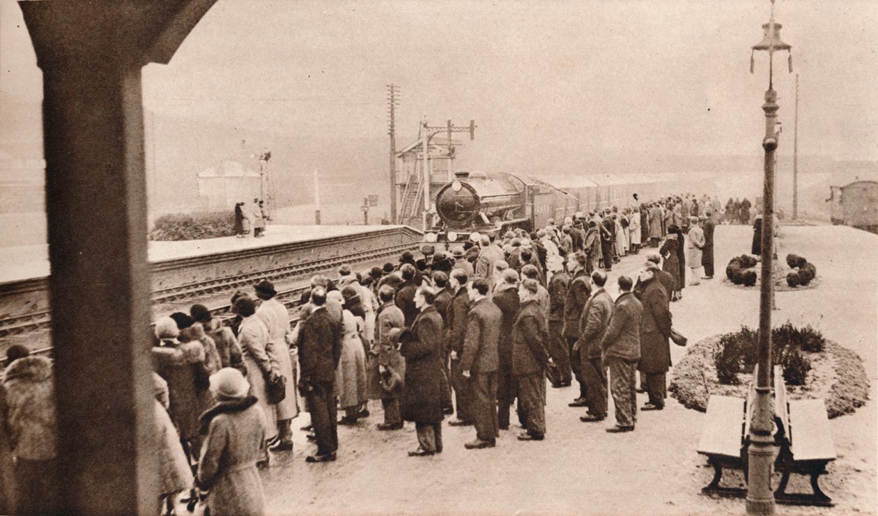 Sympathieke belangstelling voor de Koninklijke Begrafenistrein op Welwyn Station, 1936 door Unbekannt