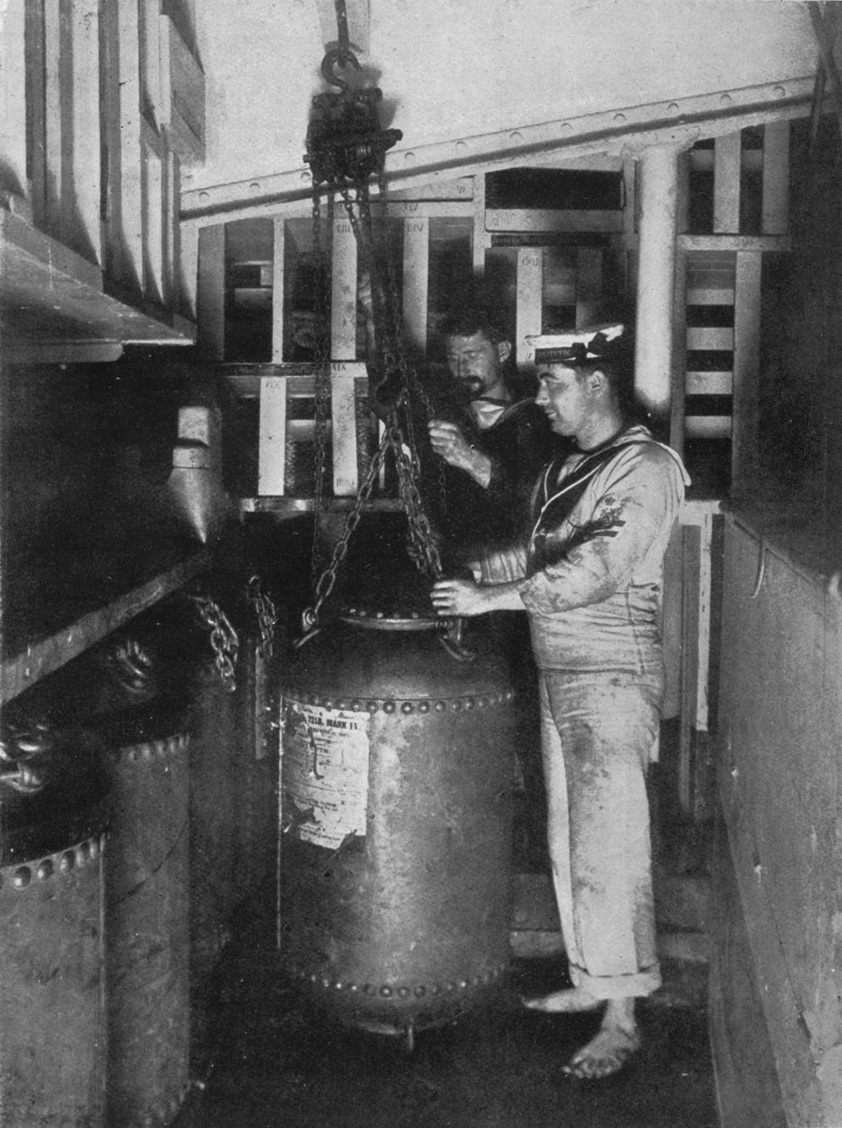 Een onderzeese mijn uit de opslag halen, 1914 door Unbekannt