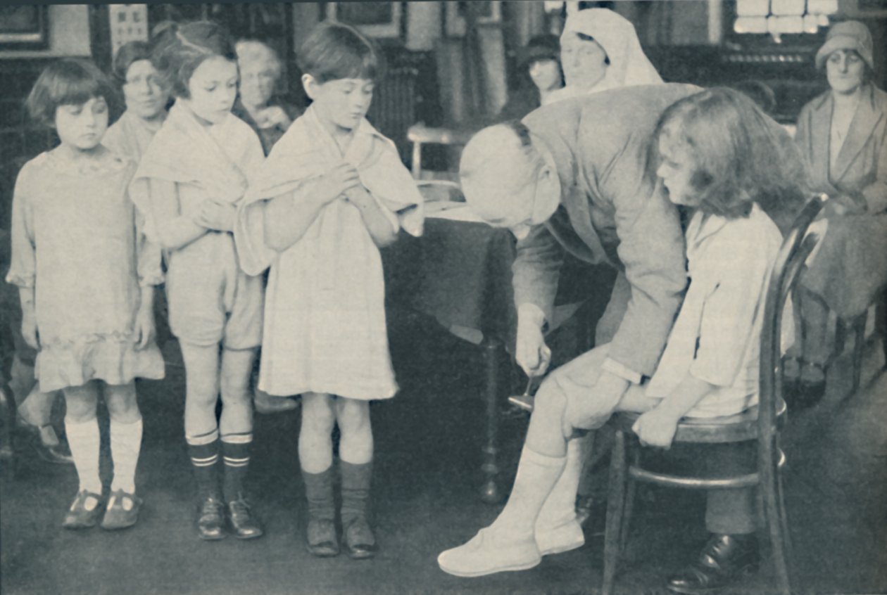Testen van de kniereflex voor indicatie van zenuwziekte, ca. 1935 door Unbekannt