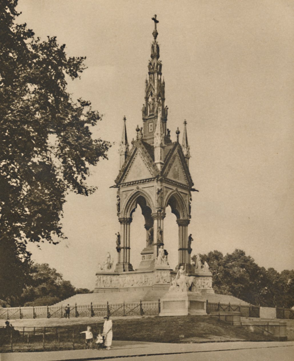 Het Albert Memorial daagt klimaat en kritiek uit, c1935 door Unbekannt