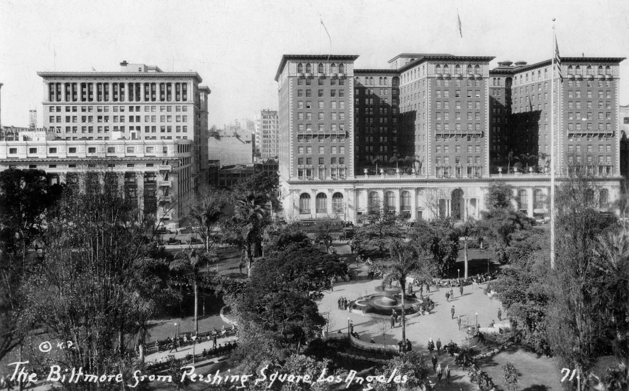 Het Biltmore vanaf Pershing Square, Los Angeles, Californië, VS, ca. 1933 door Unbekannt