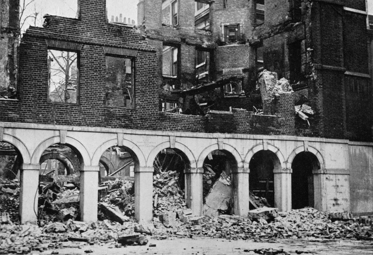 De Kloosters in de Tempel na te zijn Verwoest door Brand, 1941 door Unbekannt