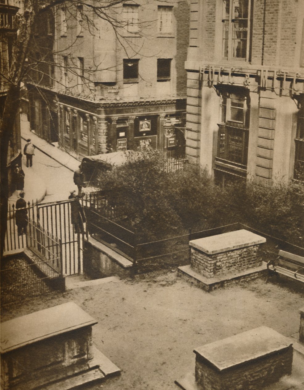 The Coopers Arms vanuit het kerkhof van St. Olaves, Silver Street door Unbekannt