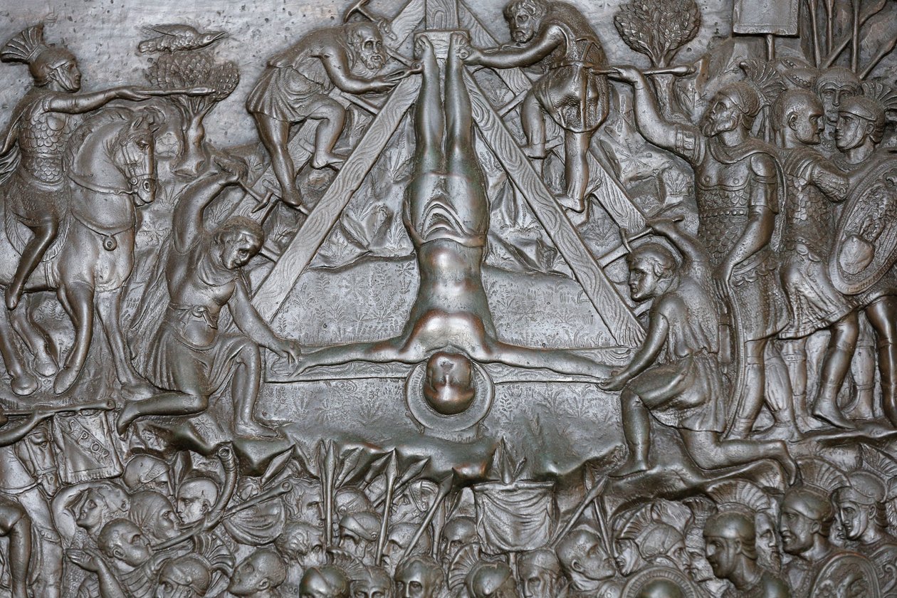 De Kruisiging van Sint-Pieter - (detail) van een portaal - Voordeur van Sint-Pietersbasiliek, Rome, Italië door Unbekannt
