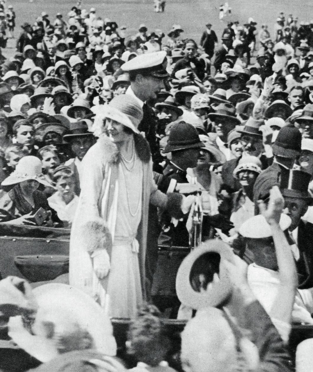 De hertog en hertogin belaagd door menigten in Auckland, 1927, 1937 door Unbekannt