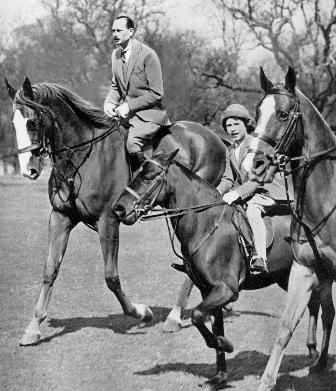De hertog van Gloucester rijdt met prinses Elizabeth in Windsor Great Park door Unbekannt