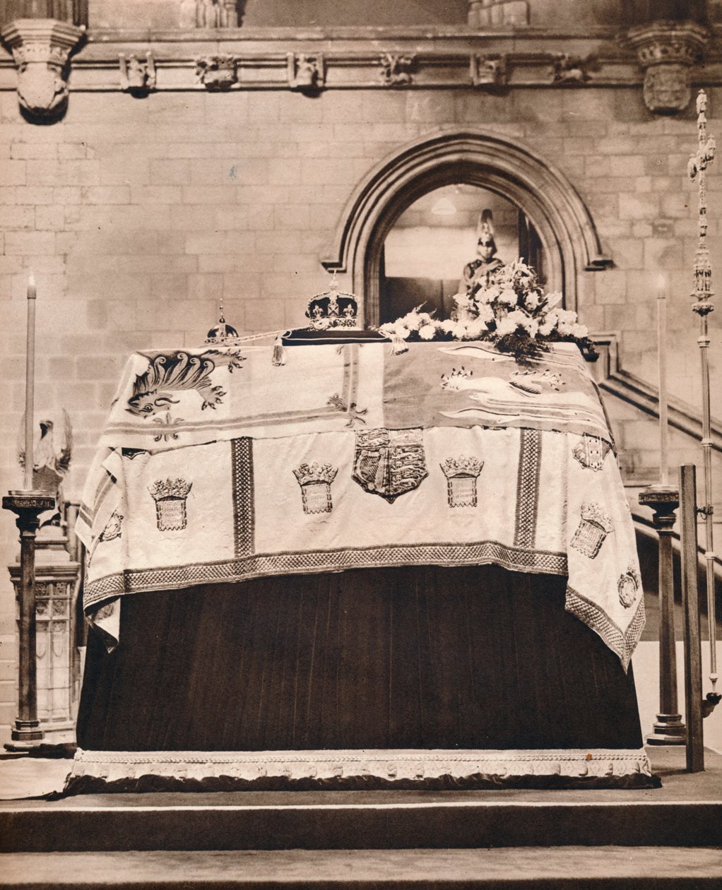 De Keizerlijke Kroon, De Bol en de Scepter op de kist van Koning George in Westminster Hall, 1936 door Unbekannt
