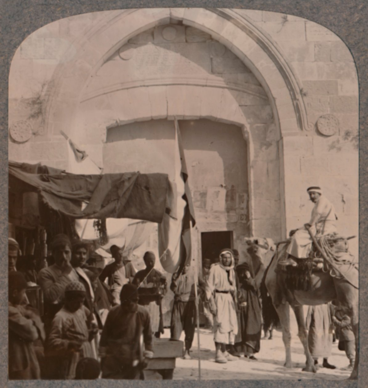 De Jaffa Poort gesloten, toont Naald van de Naald, Jeruzalem, ca. 1900 door Unbekannt