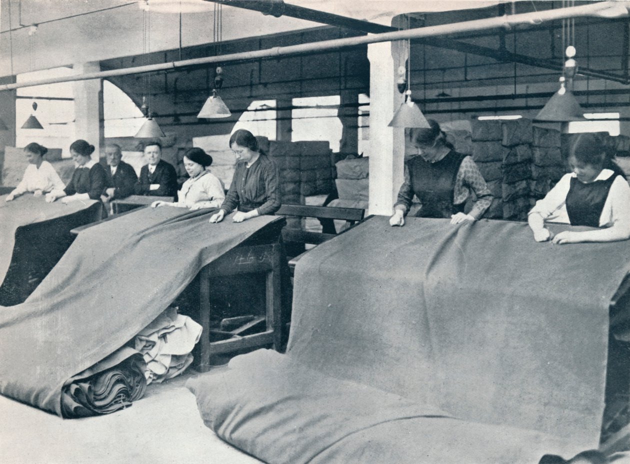 Het maken van kaki: het afgewerkte doek onderzoeken, ca. 1914 door Unbekannt