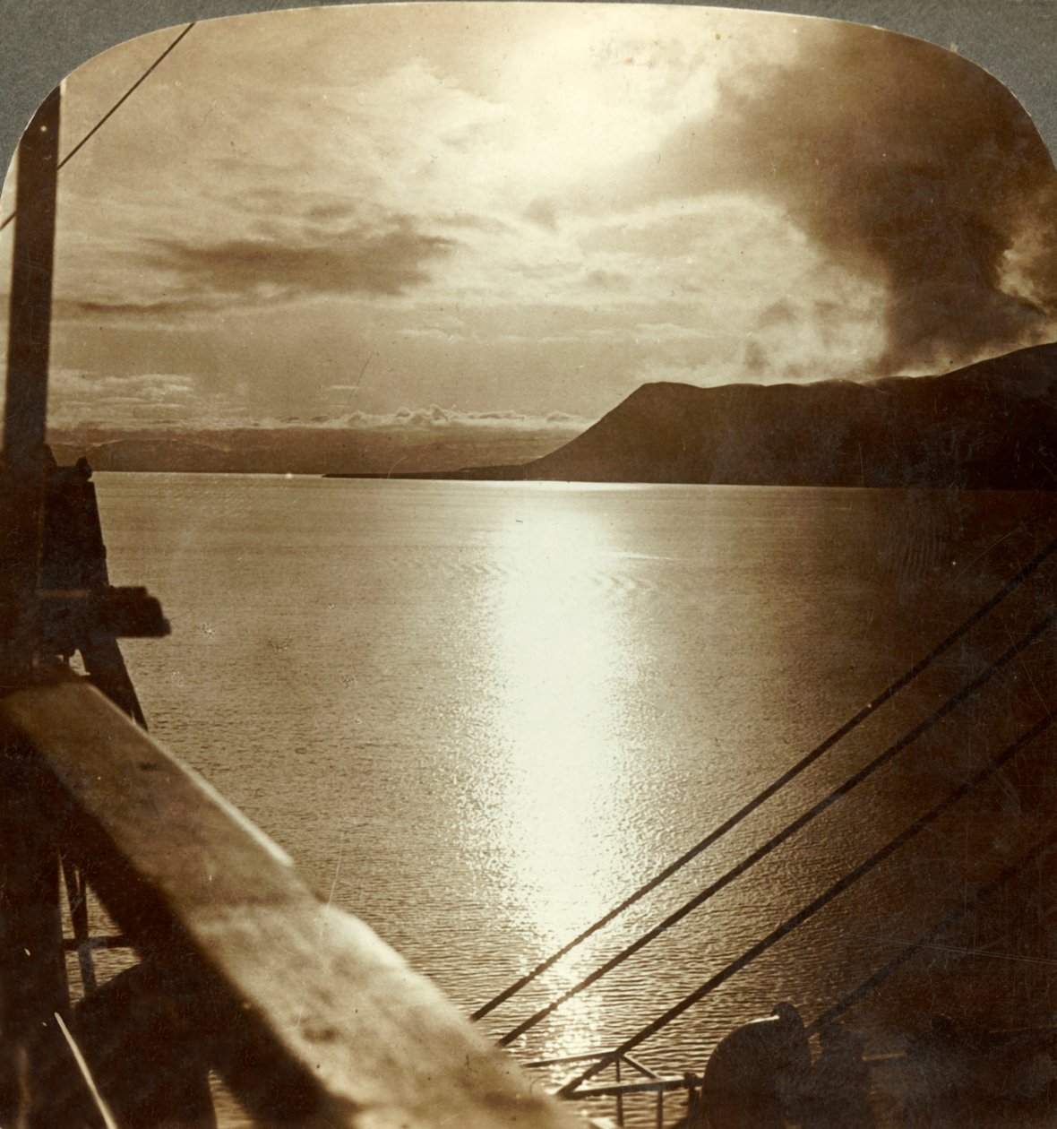 De Middernachtzon in juli boven kliffen van Spitsbergen en de Noordelijke IJszee, ca. 1905 door Unbekannt
