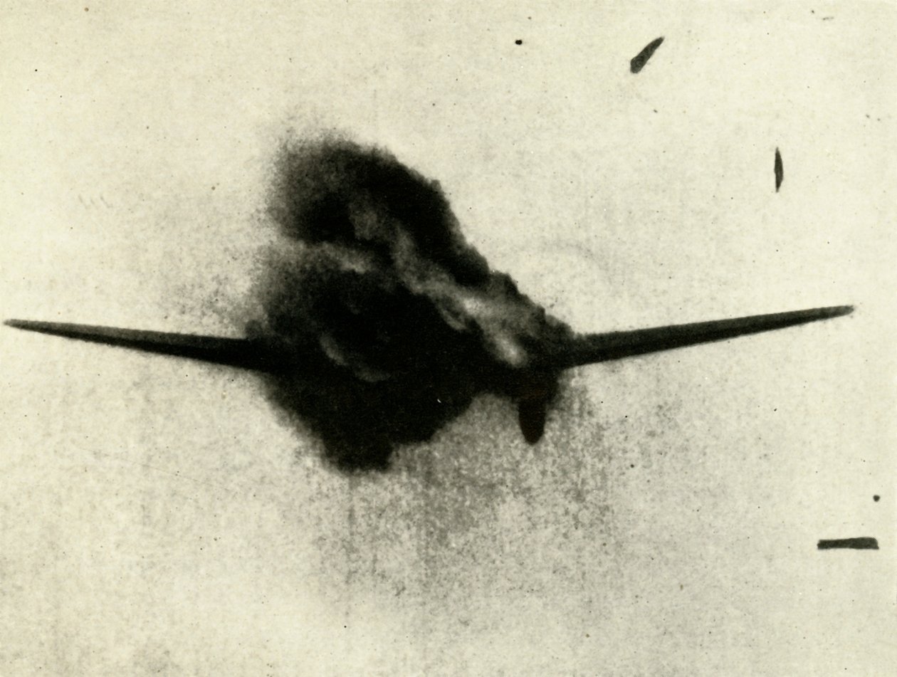 Het moment van overwinning: Een Heinkel III op het punt om neer te gaan door Unbekannt