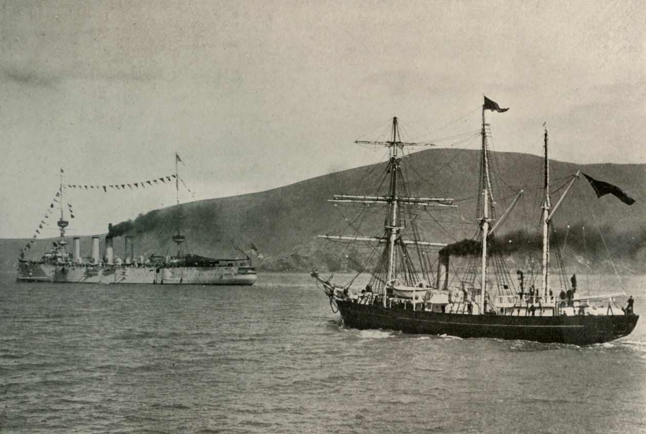 De Nimrod passeert H.M.S. Powerful,...in Lyttelton Haven, 1 januari 1908 door Unbekannt
