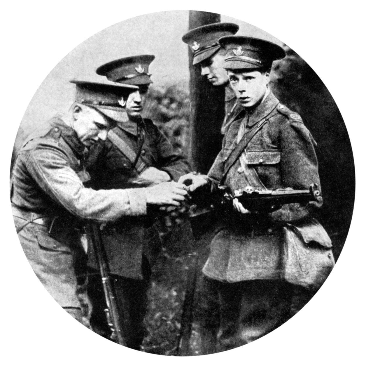 De Prins van Wales laadt een geweer in de Grenadiers, Eerste Wereldoorlog, 1914 door Unbekannt