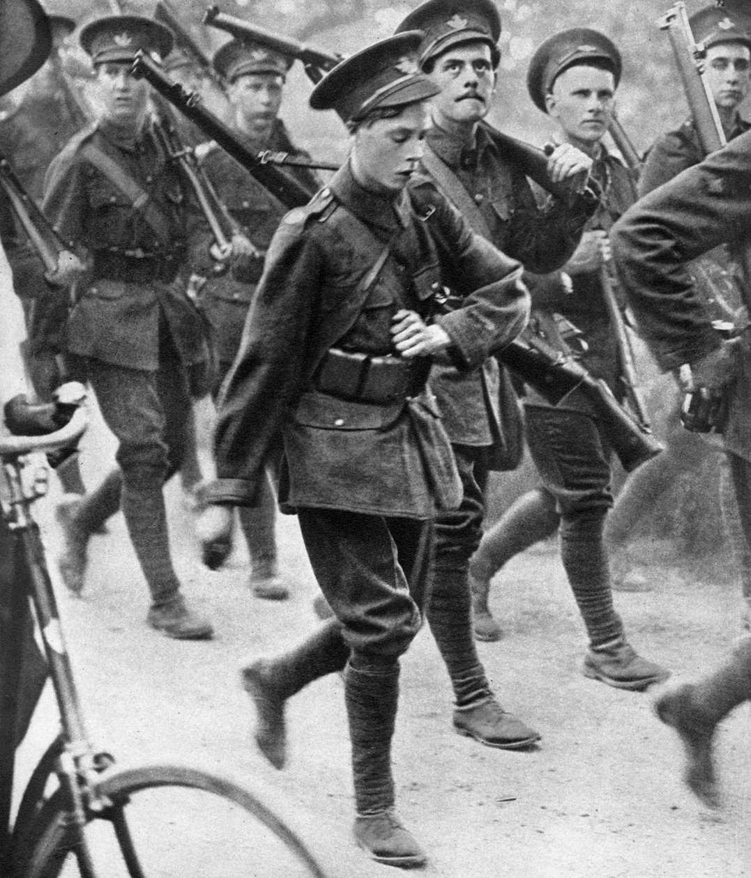 De Prins van Wales marcherend met het Oxford University Officers Training Corps, ca. 1910 door Unbekannt