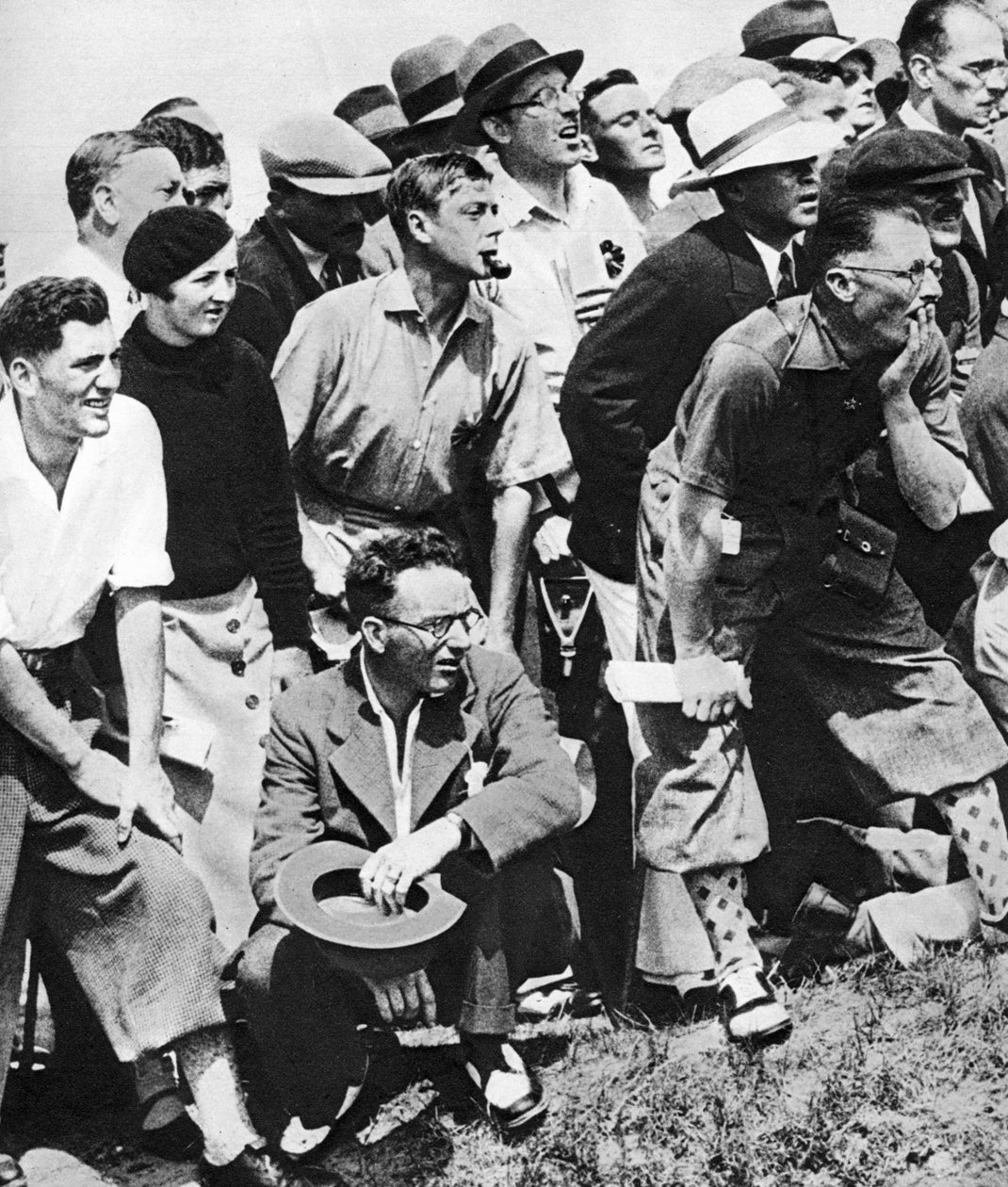 De Prins van Wales rookt een pijp op het Open Golfkampioenschap, St Andrews, ca. 1930s door Unbekannt
