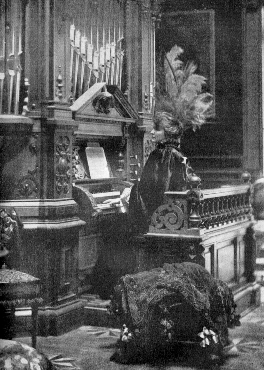 De koningin van Roemenië speelt orgel door Unbekannt