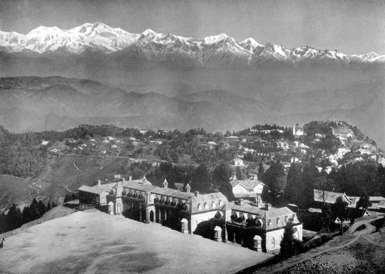 Het Sneeuwgebergte en Darjeeling vanaf St. Pauls School, West-Bengalen, India, ca. 1910 door Unbekannt