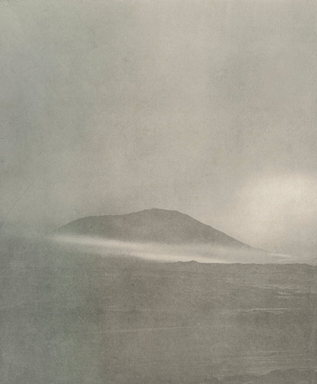 Het begin van een sneeuwstorm...Drift rond Mount Erebus, ca. 1908, 1909 door Unbekannt