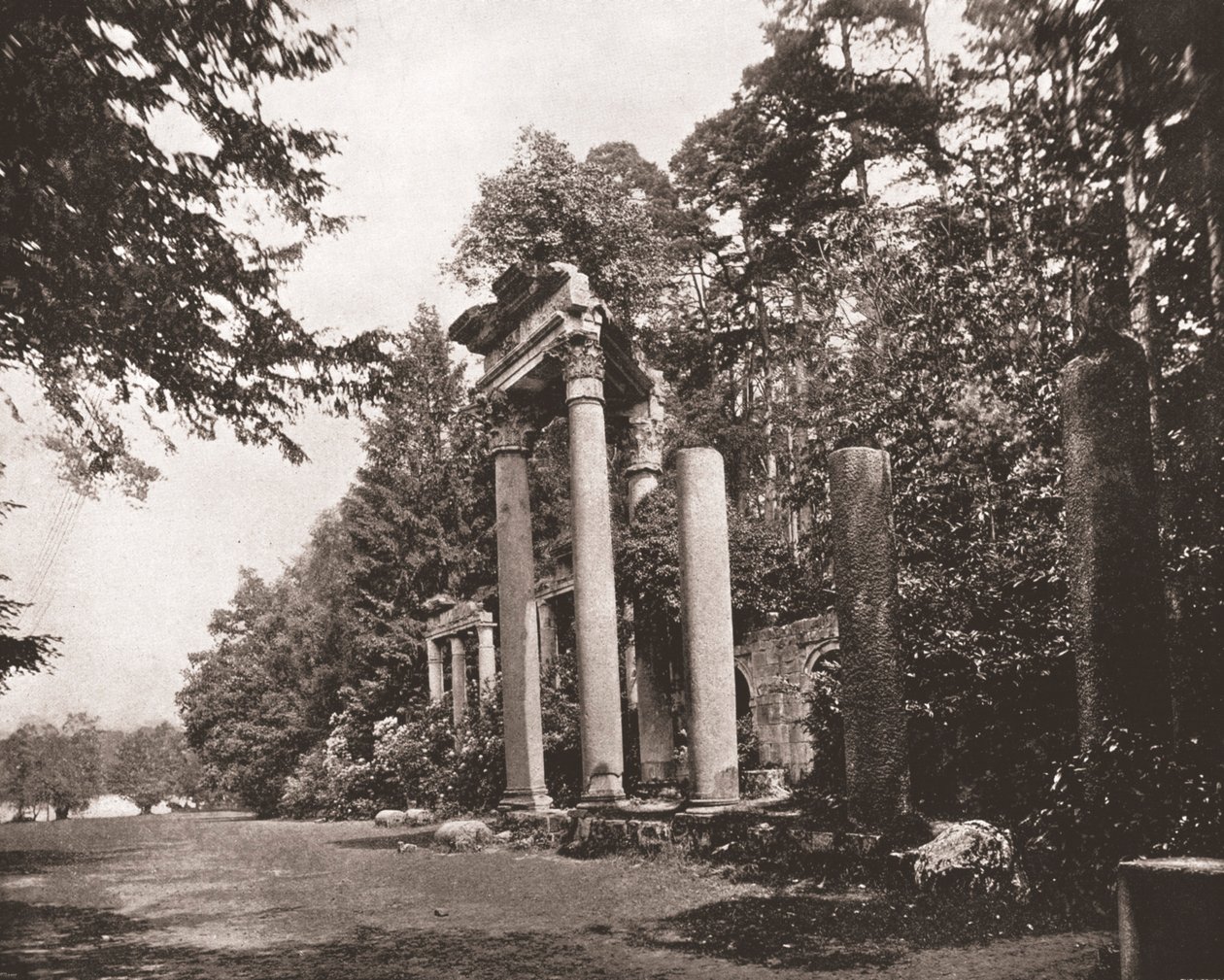 De Tempel van Augustus bij Virginia Water, Surrey, 1894 door Unbekannt