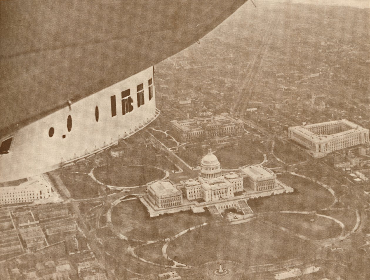 Het Amerikaanse luchtschip Los Angeles in vlucht boven Washington door Unbekannt
