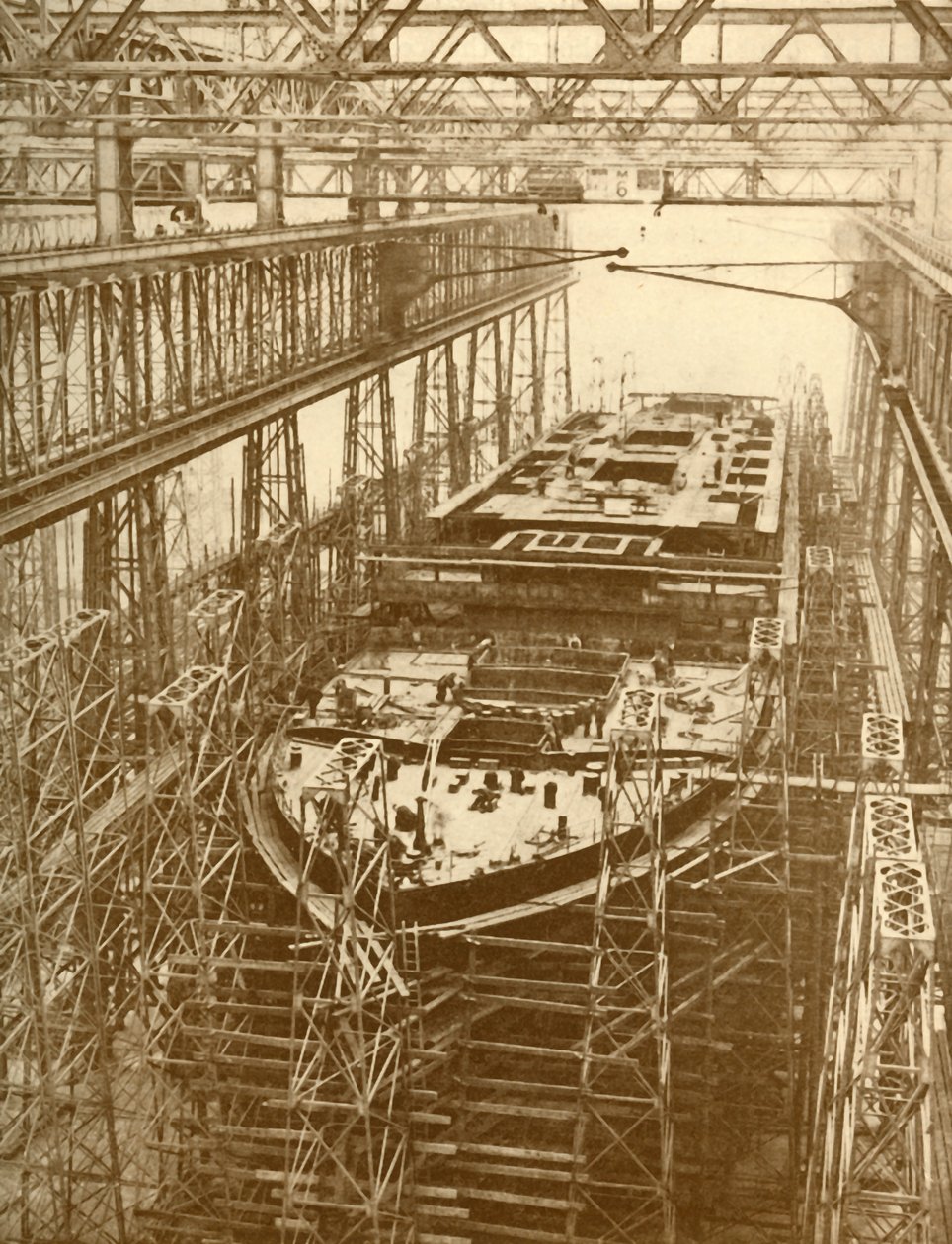 De White Star Liner Doric in Aanbouw, ca. 1930 door Unbekannt