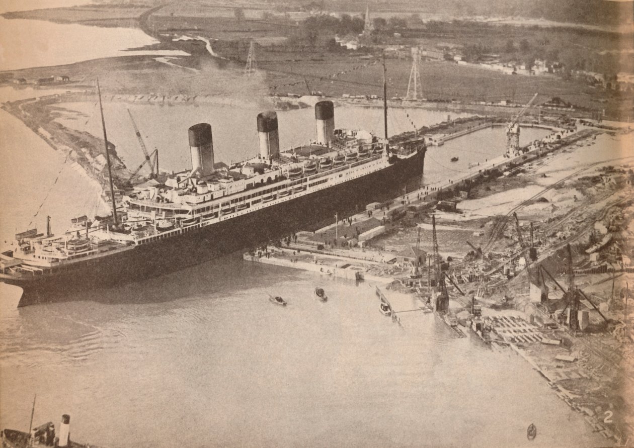 De White Star Liner Majestic die de grootste droogdok ter wereld binnenvaart in Southampton, c1934 door Unbekannt
