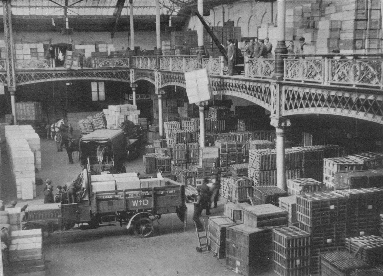 De verzendkamer van een van de grote overheidsmagazijnen, 1915 door Unbekannt