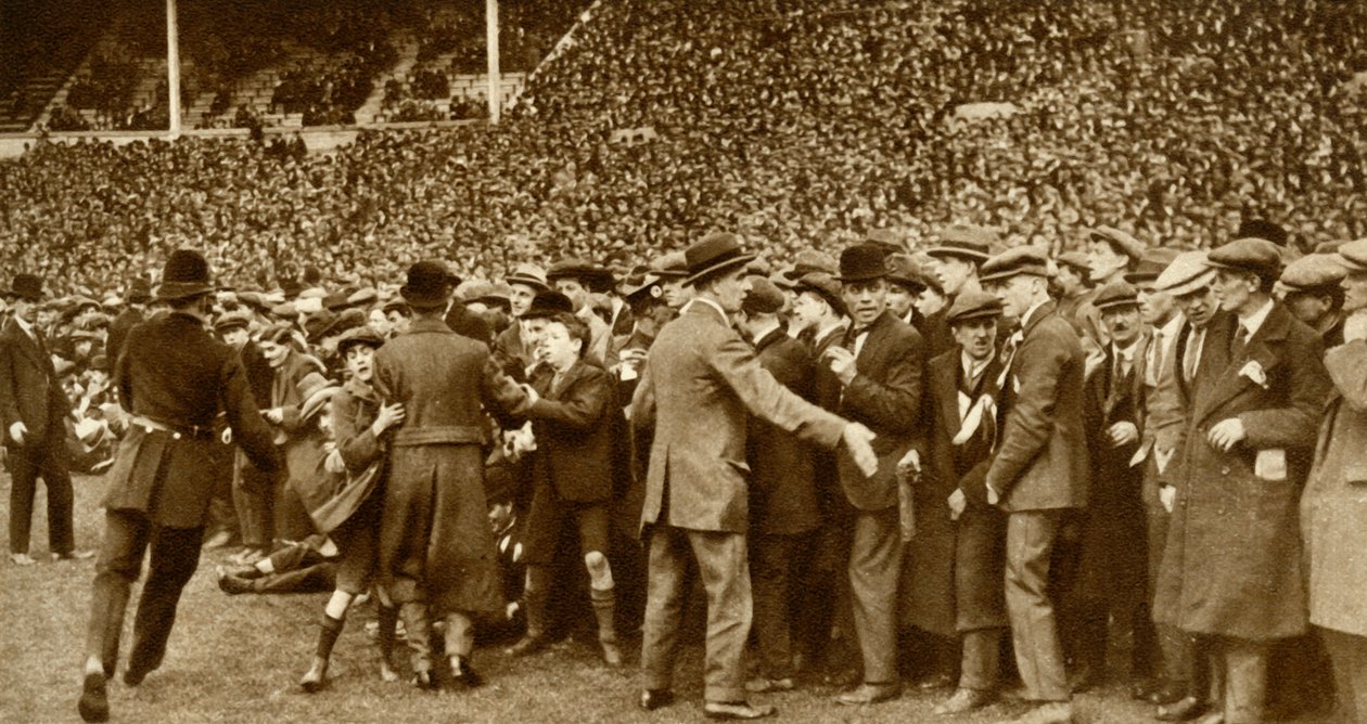 De eerste FA Cup Finale wordt gehouden in het nieuwe Wembley Stadion in Londen, 28 april 1923, 1935 door Unbekannt