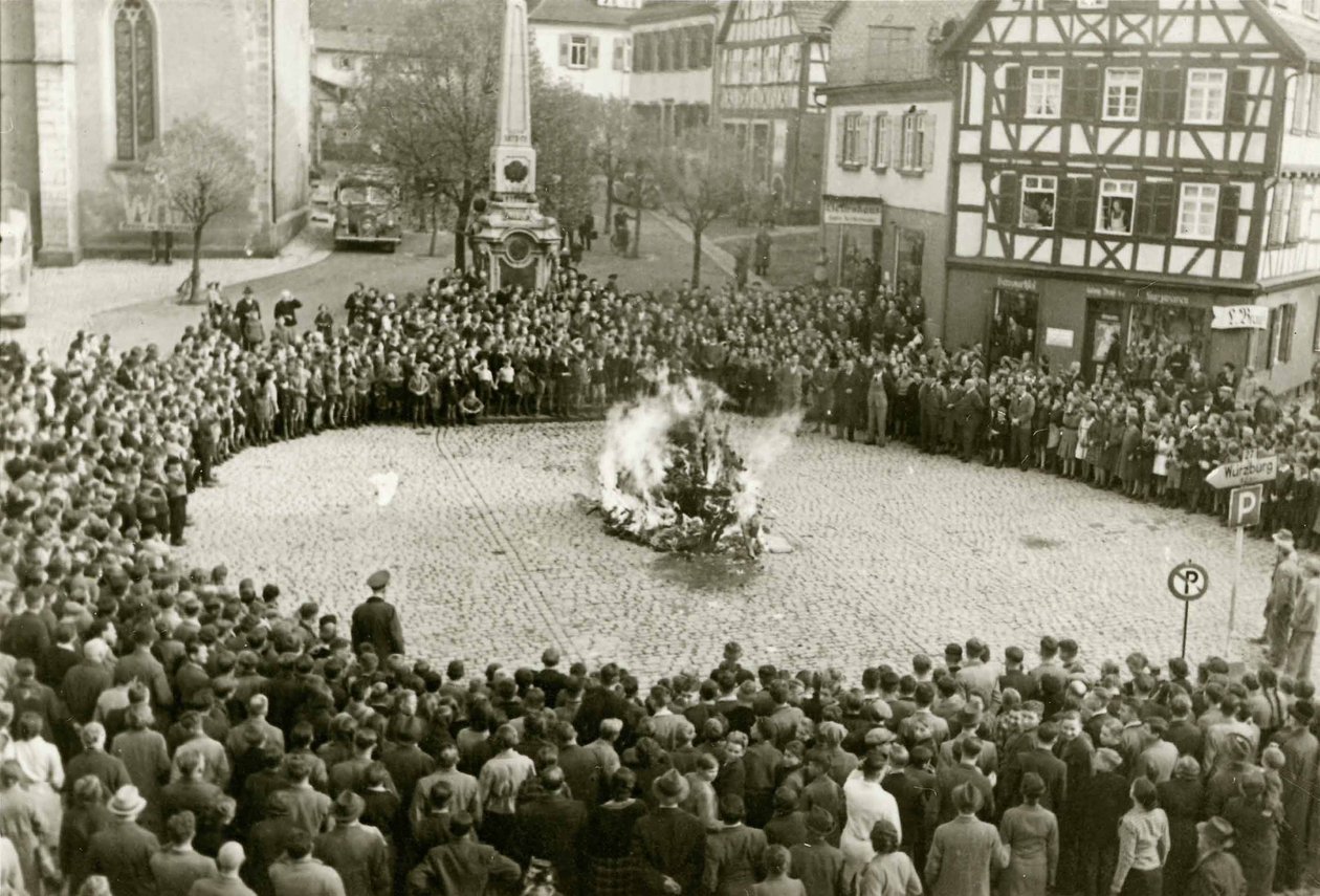De inrichting en rituele voorwerpen uit de synagoge in Mosbach op het stadsplein op 10 november door Unbekannt