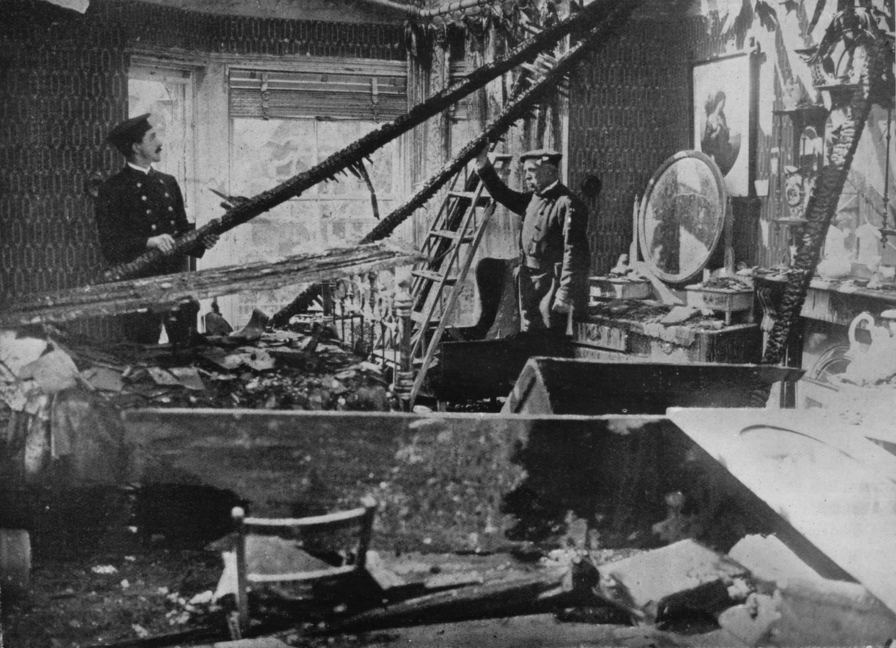 Het interieur van een van de verwoeste huizen in Southend, 1915 door Unbekannt